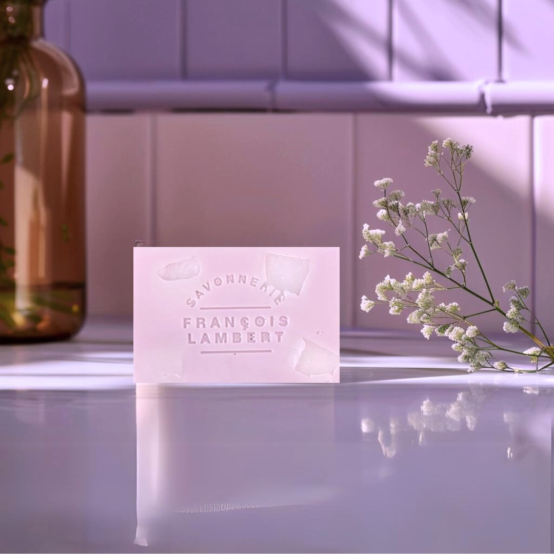 savon au lait de brebis petites fleurs blanches des champs sur un comptoir mauve 