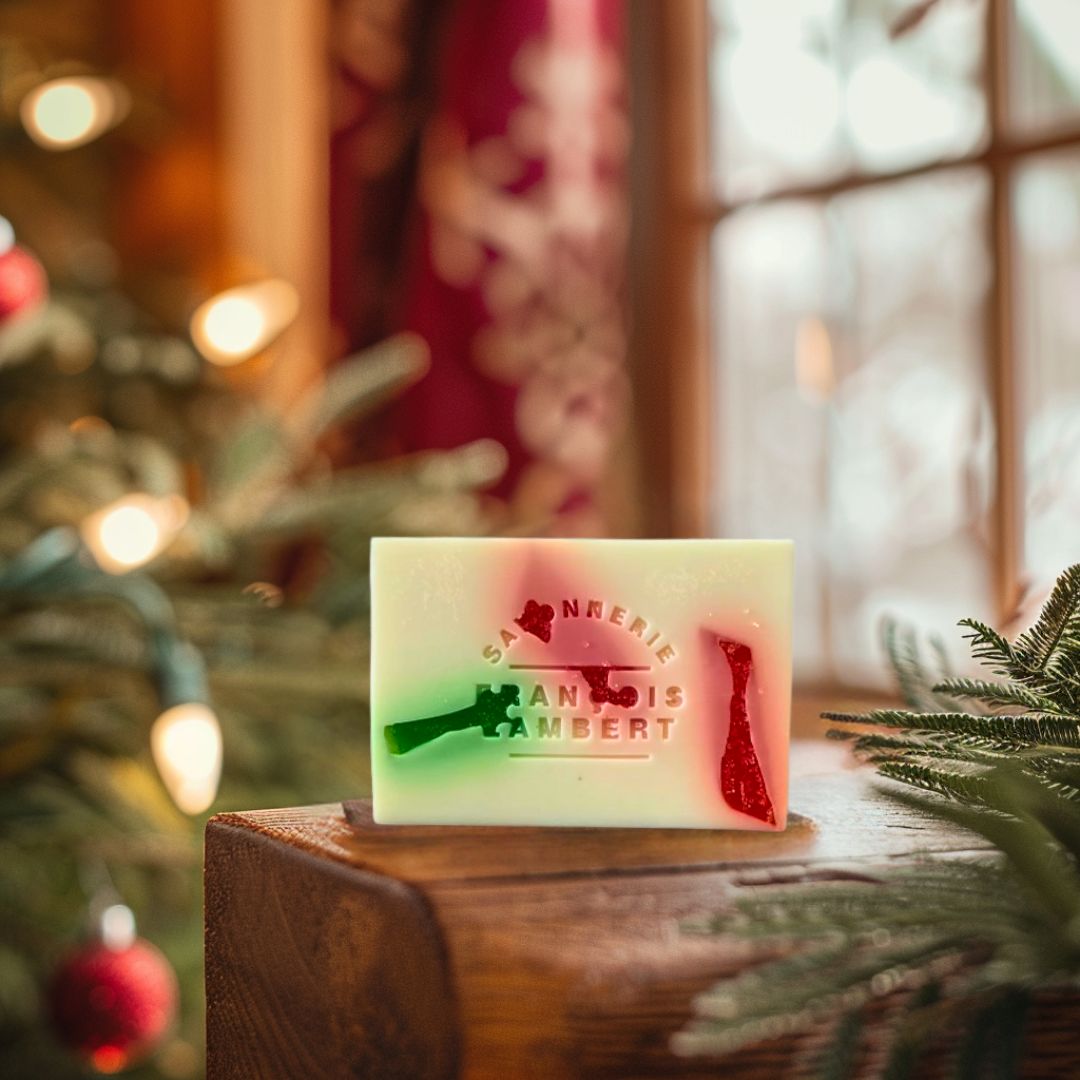 savon au lait de brebis canneberge sur un comptoir de bois rappelant noel