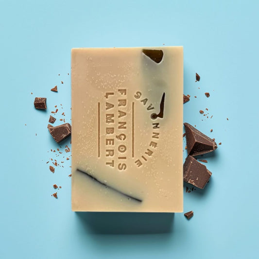 savon couleur chocolat au lait de brebis sur un fond bleu