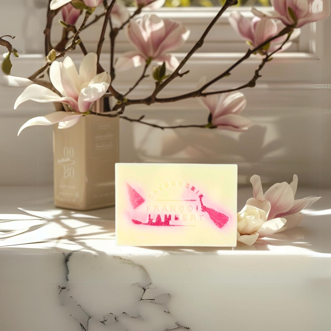 savon magnolia sur un comptoir