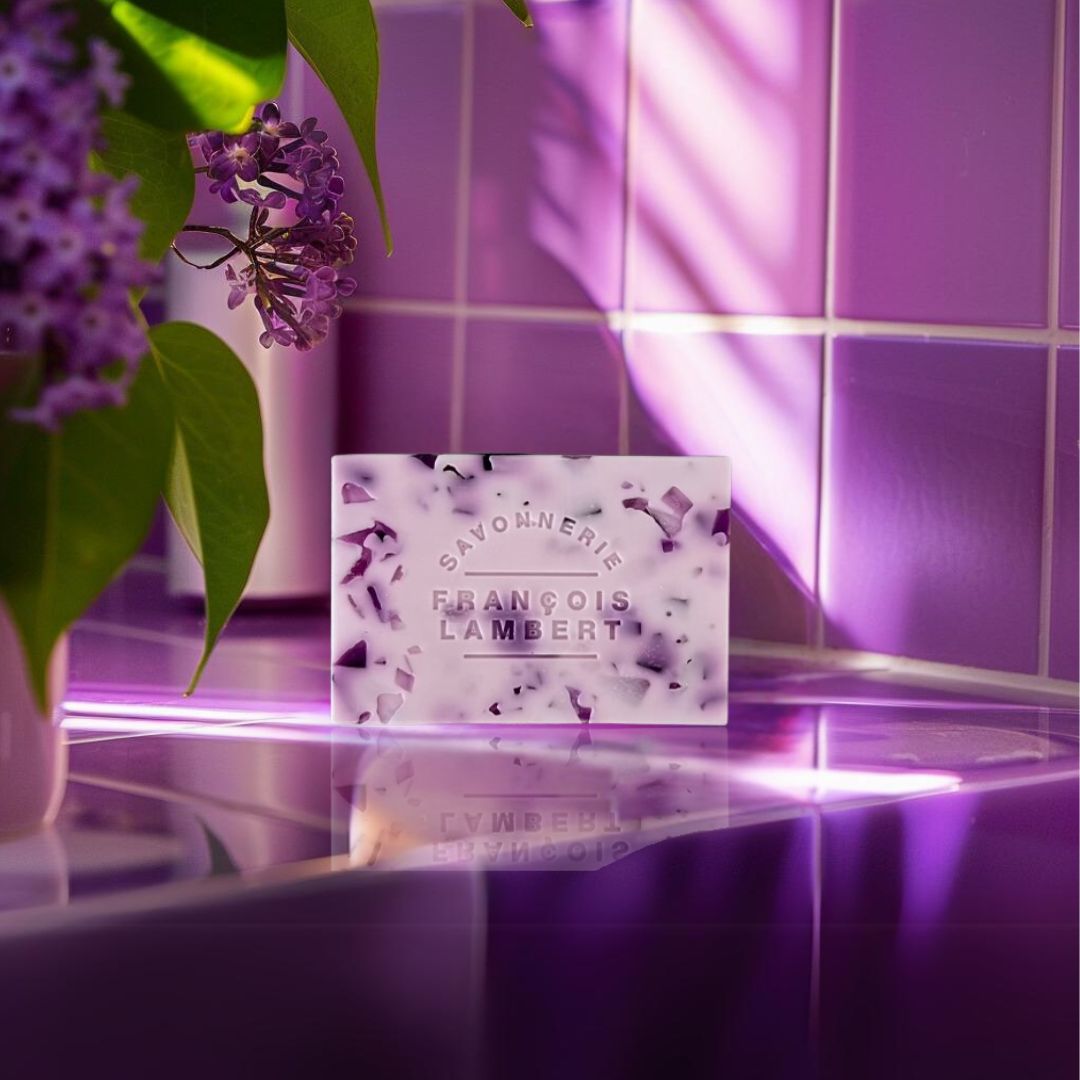 savon a la fragrance de lilas sur un comptoir de salle de bain mauve